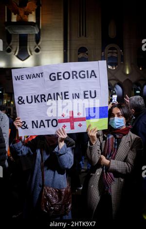 28 febbraio 2022, Georgia: A Tbilisi, i manifestanti si trovano di fronte al Parlamento della Georgia il 5th giorno di proteste contro l'invasione russa dell'Ucraina. (Credit Image: © Aurelien Foucault/ZUMA Press Wire) Foto Stock