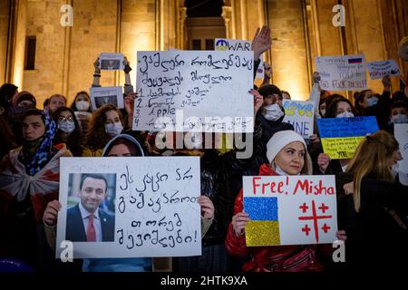 28 febbraio 2022, Georgia: A Tbilisi, i manifestanti si trovano di fronte al Parlamento della Georgia il 5th giorno di proteste contro l'invasione russa dell'Ucraina. I segni criticano il primo ministro georgiano Irakli Garibashvili e chiedono di liberare l'ex presidente Mikheil Saakashvili. (Credit Image: © Aurelien Foucault/ZUMA Press Wire) Foto Stock