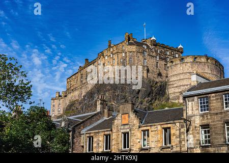 Castello di Edimburgo con Half Moon Battery e David’s Tower con edifici Grassmarket e Blue Sky Foto Stock