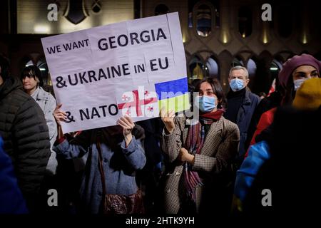 28 febbraio 2022, Georgia: A Tbilisi, i manifestanti si trovano di fronte al Parlamento della Georgia il 5th giorno di proteste contro l'invasione russa dell'Ucraina. (Credit Image: © Aurelien Foucault/ZUMA Press Wire) Foto Stock