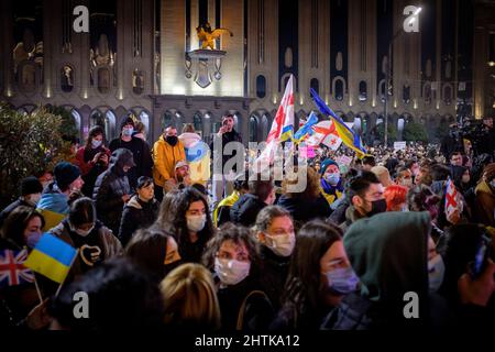 28 febbraio 2022, Georgia: A Tbilisi, una folla di manifestanti si trova di fronte al Parlamento della Georgia il 5th giorno di proteste contro l'invasione russa dell'Ucraina. (Credit Image: © Aurelien Foucault/ZUMA Press Wire) Foto Stock