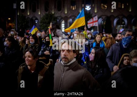 28 febbraio 2022, Georgia: A Tbilisi, una folla di manifestanti si trova di fronte al Parlamento della Georgia il 5th giorno di proteste contro l'invasione russa dell'Ucraina. (Credit Image: © Aurelien Foucault/ZUMA Press Wire) Foto Stock