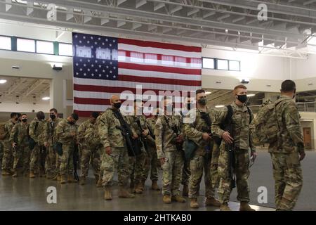 Savannah, Stati Uniti. 27th Feb 2022. I soldati dell'esercito degli Stati Uniti, assegnati alla squadra di combattimento di Brigade Armored 1st, divisione di fanteria 3rd, si allineano a bordo di un velivolo civile per dispiegamento ai paesi NATO dall'aeroporto dell'esercito dell'Hunter, 27 febbraio 2022 a Savannah, Georgia. I soldati si stanno dispiegando nell'Europa orientale a sostegno degli alleati della NATO e scoraggiano l'aggressione russa nei confronti dell'Ucraina. Credit: Capt. John D. Howard Jr/United States Army/Alamy Live News Foto Stock