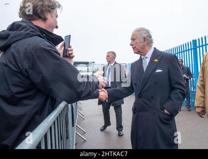 Southend-on-Sea, Essex, marzo 1st 2022, il principe Carlo, principe del Galles saluta i membri del pubblico durante una visita a Southend. Foto Stock