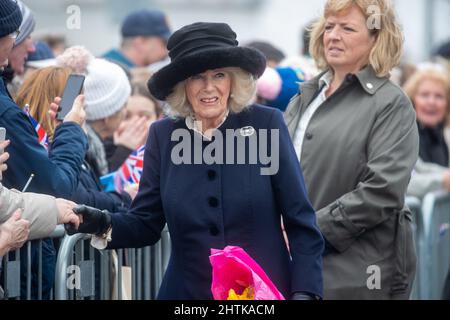 Southend-on-Sea, Essex, marzo 1st 2022, Camilla, la duchessa della Cornovaglia saluta i membri del pubblico durante una visita a Southend. Foto Stock