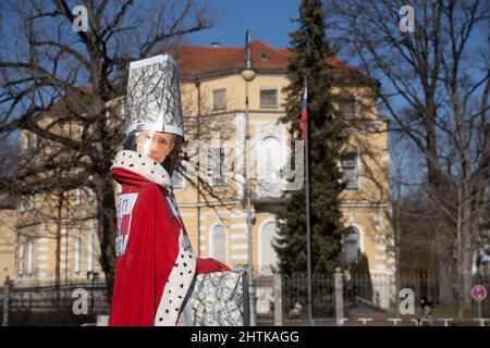 Monaco di Baviera, Germania. 01st Mar 2022. Putin pupazzo di fronte al Consolato Generale russo. Il 1st marzo 2022, circa 30 persone si sono riunite all'Europaplatz di Monaco, in Germania, per manifestare la loro solidarietà all'Ucraina. I manifestanti hanno chiesto il ritiro immediato delle truppe russe, una soluzione politica al conflitto, il sostegno del governo tedesco e sanzioni immediate contro la Russia. La demo è stata organizzata da Irina Revina Hofmann. (Foto di Alexander Pohl/Sipa USA) Credit: Sipa USA/Alamy Live News Foto Stock