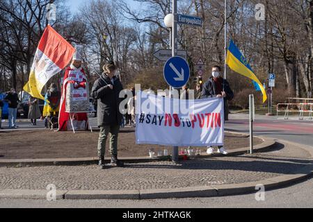 Monaco di Baviera, Germania. 01st Mar 2022. Partecipanti con Banner „#saynotoputin“ e bandiera ucraina. Il 1st marzo 2022, circa 30 persone si sono riunite all'Europaplatz di Monaco, in Germania, per manifestare la loro solidarietà all'Ucraina. I manifestanti hanno chiesto il ritiro immediato delle truppe russe, una soluzione politica al conflitto, il sostegno del governo tedesco e sanzioni immediate contro la Russia. La demo è stata organizzata da Irina Revina Hofmann. (Foto di Alexander Pohl/Sipa USA) Credit: Sipa USA/Alamy Live News Foto Stock