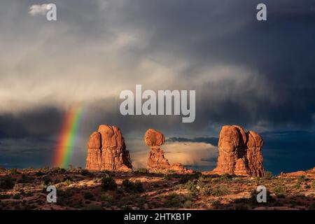 Balanced Rock nell'Arches National Park, Utah, con un arcobaleno e una tempesta Foto Stock