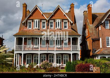 Felixstowe Suffolk UK Settembre 17 2021: Casa cittadina a 3 piani alla periferia di Felixstowe con vista sul Mare del Nord e la famosa spiaggia di belo Foto Stock