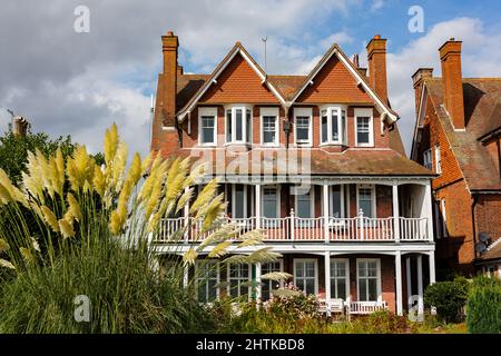 Felixstowe Suffolk UK Settembre 17 2021: Casa cittadina a 3 piani alla periferia di Felixstowe con vista sul Mare del Nord e la famosa spiaggia di belo Foto Stock