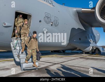 Amari Air base, Estonia. 28th Feb 2022. US Air Force Airman con la 48th Fighter Wing, aereo da un C-17 Globemaster III Aircraft alla Amari Air base 28 febbraio 2022 ad Amari, Estonia. Gli aerei sono a sostegno degli alleati della NATO e delle operazioni potenziate di polizia aerea per contrastare il trattamento della Russia contro l'Ucraina. Credito: SSgt. Megan Beatty/US Air Force/Alamy Live News Foto Stock