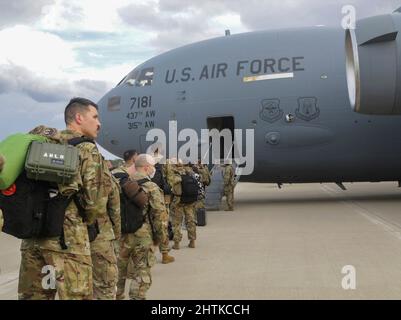 Fort Bragg, Stati Uniti. 04 Febbraio, 2022. I paracadutisti dell'esercito degli Stati Uniti, con la divisione Airborne 82nd, salpano a bordo di un aereo C-17 Globemaster III per il trasporto in Polonia dal campo aereo di Fort Bragg, 4 febbraio 2022 a Fort Bragg, Carolina del Nord. I soldati si stanno dispiegando nell'Europa orientale a sostegno degli alleati della NATO e scoraggiano l'aggressione russa nei confronti dell'Ucraina. Credito: SPC. Casey Brumbach/United States Army/Alamy Live News Foto Stock