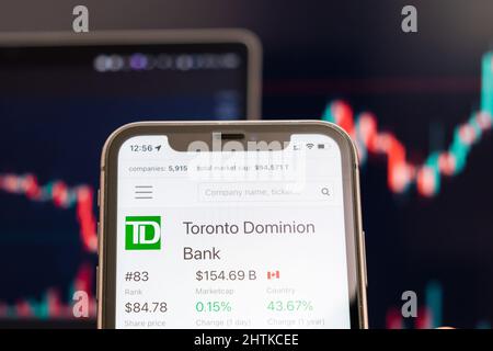 Toronto Dominion Bank stock price sullo schermo del telefono cellulare in mano mans con cambio di borsa con trading candlestick grafico analisi, febbraio 2022, San Francisco, Stati Uniti Foto Stock