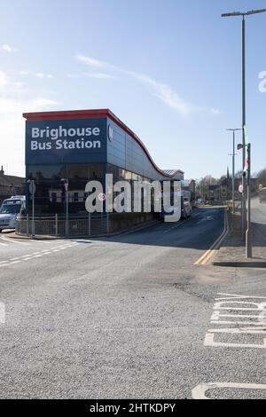 Brighouse Bus Station alla periferia della città nel West Yorkshire di proprietà e gestito dalla West Yorkshire Metro e che serve aree locali e regionali Foto Stock