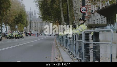 Londra, UK - 11 20 2021: Ufficiali di polizia in servizio fuori del New Scotland Yard su Victoria Embankment per una marcia insulata Gran Bretagna. Foto Stock