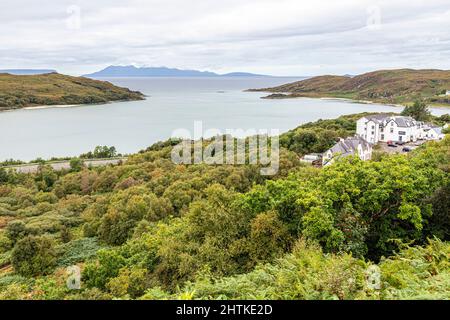 Il Morar Hotel nel villaggio di Morar visto dal punto di vista di Morar Cross, Highland, Scozia Regno Unito - l'isola di Rum è sullo sfondo. Foto Stock