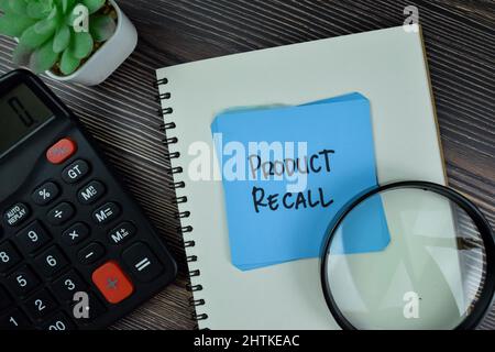 Product Recall scrivere su note appiccicose isolate su tavola di legno. Foto Stock