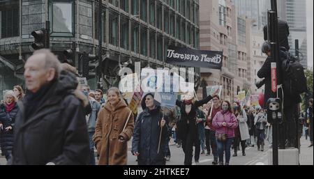 Londra, UK - 11 06 2021: Persone che camminano su Queen Victoria Street, dalla Banca d'Inghilterra verso Trafalgar Square, per il COP26. Foto Stock