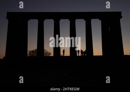 Alba al Monumento Nazionale della Scozia a Calton Hill a Edimburgo, Scozia. Foto Stock