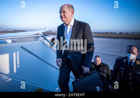 01 marzo 2022, Brandeburgo, Schönefeld: Il cancelliere tedesco OLAF Scholz (SPD) si occupa di un Airbus Air Force Special Air Mission Wing presso l'aeroporto BER di Berlino-Brandeburgo per volare in Israele. Scholz si sta recando in Israele per la sua visita inaugurale come cancelliere. Foto: Michael Kappeler/dpa Credit: dpa Picture Alliance/Alamy Live News Foto Stock