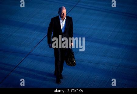 01 marzo 2022, Brandeburgo, Schönefeld: Il cancelliere tedesco OLAF Scholz (SPD) si occupa di un Airbus Air Force Special Air Mission Wing presso l'aeroporto BER di Berlino-Brandeburgo per volare in Israele. Scholz si sta recando in Israele per la sua visita inaugurale come cancelliere. Foto: Michael Kappeler/dpa Credit: dpa Picture Alliance/Alamy Live News Foto Stock