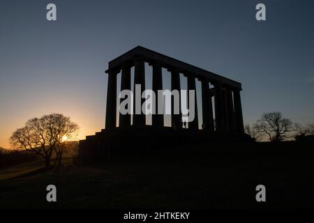 Alba al Monumento Nazionale della Scozia a Calton Hill a Edimburgo, Scozia. Foto Stock