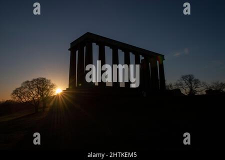 Alba al Monumento Nazionale della Scozia a Calton Hill a Edimburgo, Scozia. Foto Stock