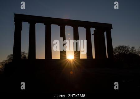 Alba al Monumento Nazionale della Scozia a Calton Hill a Edimburgo, Scozia. Foto Stock