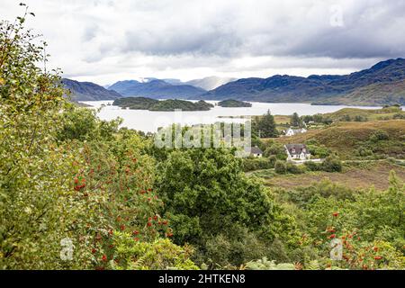 Guardando verso est su Loch Morar dal punto di vista della Morar Cross vicino al villaggio di Morar, Highland, Scozia Regno Unito Foto Stock