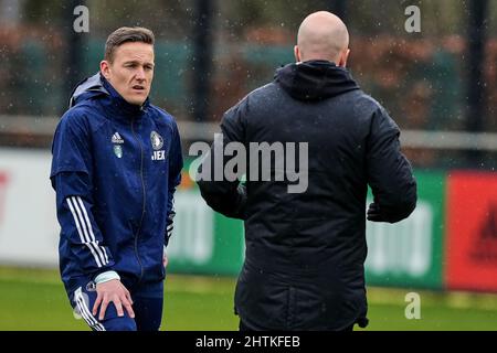 Rotterdam, Paesi Bassi. 01st Mar 2022. Rotterdam - (l-r) Jens Toornstra di Feyenoord, allenatore di Feyenoord Arne slot durante la sessione di addestramento alle ore 1908 del 1 marzo 2022 a Rotterdam, Paesi Bassi. Credit: Box to box pictures/Alamy Live News Foto Stock