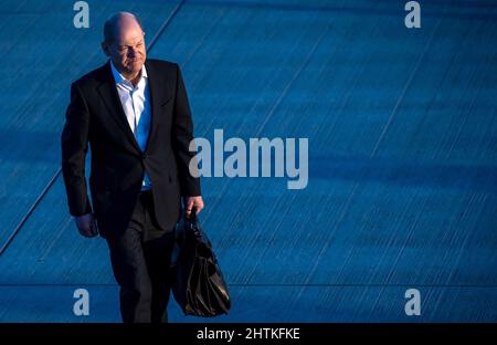 01 marzo 2022, Brandeburgo, Schönefeld: Il cancelliere tedesco OLAF Scholz (SPD) si occupa di un Airbus Air Force Special Air Mission Wing presso l'aeroporto BER di Berlino-Brandeburgo per volare in Israele. Scholz si sta recando in Israele per la sua visita inaugurale come cancelliere. Foto: Michael Kappeler/dpa Foto Stock