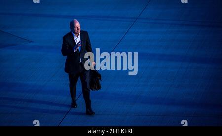 01 marzo 2022, Brandeburgo, Schönefeld: Il cancelliere tedesco OLAF Scholz (SPD) si occupa di un Airbus Air Force Special Air Mission Wing presso l'aeroporto BER di Berlino-Brandeburgo per volare in Israele. Scholz si sta recando in Israele per la sua visita inaugurale come cancelliere. Foto: Michael Kappeler/dpa Foto Stock