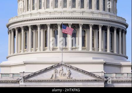 Washington, DC, Stati Uniti. 1st Mar 2022. 1 marzo 2022 - Washington, DC, Stati Uniti: Bandiera americana che vola sopra il Campidoglio. (Credit Image: © Michael Brochstein/ZUMA Press Wire) Foto Stock