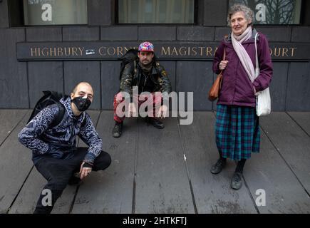 Londra, Inghilterra, Regno Unito 1 marzo 2022 gli ultimi tre imputati del campo di protesta Stop HS2 dell'occupazione di Euston Square Gardens, appaiono alla Highbury Magistrates Court, oltre un anno dopo lo sfratto del campo. Marion Hoffman, Giovanni Assenza e Christopher Court Dobson furono tutti colpevoli di settantatre anni. La sig.ra Hoffman e il sig. Assenza hanno ricevuto un discarico condizionale di dodici mesi e un'ammenda del £222, mentre il sig. Court Dobson, A causa delle sue precedenti convinzioni in relazione all'attivismo ambientale è stato dato un ordine di comunità di 12 mesi di non calpestare HS2 terreni posseduti per 12 mesi e una multa di £295. Foto Stock