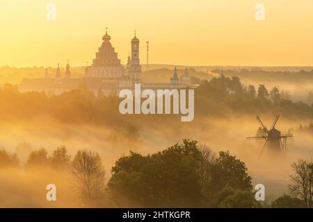 Il Monastero di Nuova Gerusalemme sorge sopra la nebbia Foto Stock