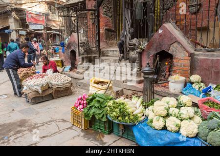 Kathmandu, Nepal - 17 novembre 2018: Donna anziana vende frutta e verdura al mercato di strada Foto Stock