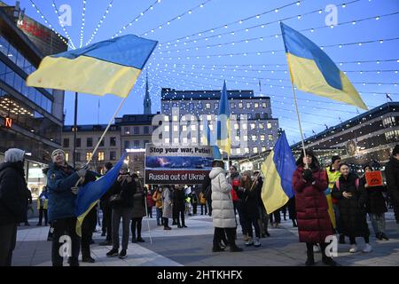 Svezia, il 01 marzo 2022. I manifestanti detengono bandiere ucraine e bandiere anti-guerra durante una dimostrazione per protestare contro l'invasione russa in Ucraina, nel centro di Stoccolma, Svezia, il 01 marzo 2022.Photo: Fredrik Sandberg / TT / code 10080 Foto Stock