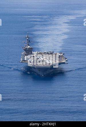 Oceano Indiano, Stati Uniti. 17 dicembre 2021. Il portaerei USS Carl Vinson della Marina statunitense di classe Nimitz conduce operazioni di volo durante un esercizio di addestramento bilaterale con la Royal Australian Air Force, 17 dicembre 2021 nell'Oceano Indiano. Credit: MCS Tyler R. Fraser/Planetpix/Alamy Live News Foto Stock
