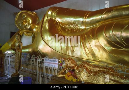 Buddha reclinato d'oro, Phra Pathom Chedi, Nakhon Pathom, Thailandia: 'Non coprire il Buddha reclinato più grande con foglie d'oro' Foto Stock