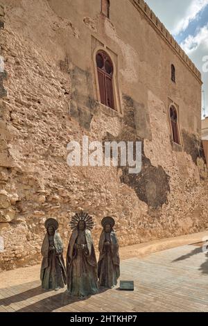 Insieme artistico in Plaza de Santa Isabel, Las Tres Marías, l'apparizione della Vergine e il suo entourage nel Mistero di Elche, Spagna. Europa Foto Stock