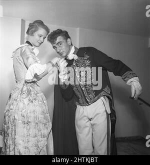 Romanticismo storico. Una giovane coppia vestita di abbigliamento storico. La giovane donna tiene la mano per baciare il giovane. Svezia 1951 Kristoffersson Rif. BE89-10 Foto Stock