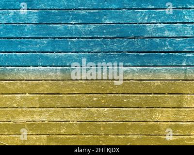Bandiera Ucraina dipinta su sfondo di legno. Sfondo giallo blu con texture parete. Grunge giallo blu parete sfondo. Sfondo grunge astratto. Foto Stock