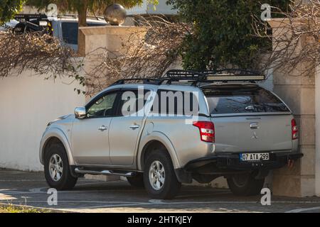 Side; Turchia – 13 2022 febbraio: Argento pick Mitsubishi L200 è parcheggiato sulla strada in una calda giornata estiva sullo sfondo di un edificio, p. Foto Stock