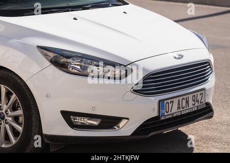 Side; Turchia – Febbraio 13 2022: Ford Focus, vetro laterale, ruota, paraurti e cofano Foto Stock