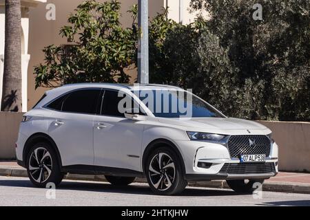 Side, Turchia – Febbraio 13 2022: White Citroen DS 7 Crossback è parcheggiato sulla strada in una calda giornata estiva contro il parco Foto Stock