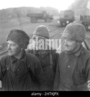 Kiruna Svezia nel 1950s. La miniera aperta e un minatori con caldi cappellini di lana. Svezia 1954 Kristoffersson BP22-12 Foto Stock