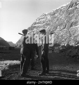 Kiruna Svezia nel 1950s. La miniera aperta e un minatori con gli attrezzi sulle loro spalle. Svezia 1954 Kristoffersson BP23-3 Foto Stock