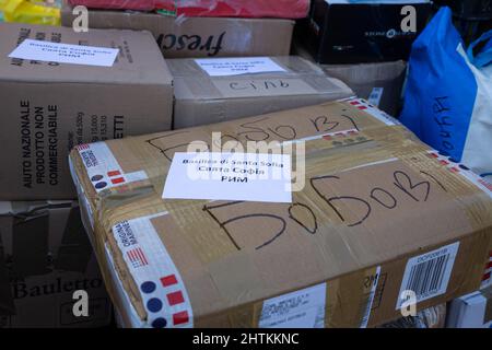 Roma, Italia. 01st Mar 2022. Box con aiuto per il popolo ucraino. Volontari della comunità Ucraina di Roma presso la Chiesa di Santa Sofia, riempiono i primi camion in partenza per l'Ucraina di beni di prima necessità, donati da aziende e associazioni italiane e dai cittadini di Roma. Gli aiuti saranno erogati alle migliaia di ucraini che fuggono dall'Ucraina verso i paesi vicini. (Foto di Matteo Nardone/Pacific Press) Credit: Pacific Press Media Production Corp./Alamy Live News Foto Stock