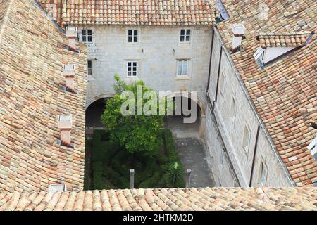 DUBROVNIK, CROAZIA - 8 SETTEMBRE 2016: Questo è il cortile di un monastero francescano medievale nella città vecchia. Foto Stock