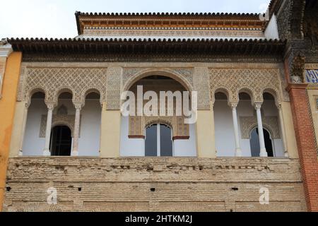 SIVIGLIA, SPAGNA - 21 MAGGIO 2017: Questo è un frammento architettonico - una galleria aperta del secondo livello del Palazzo Moresco nell'Alcazar. Foto Stock